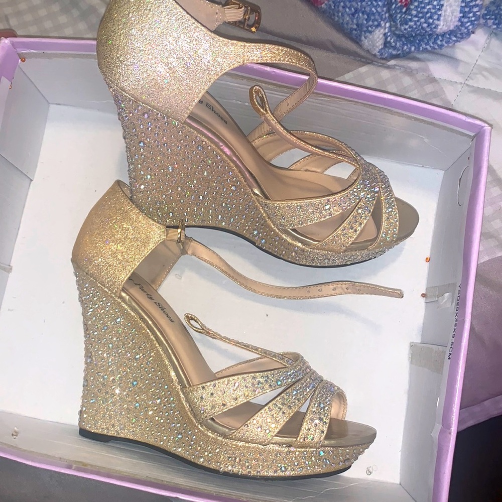 I am selling this heel. It’s is a nude color and it a size 5.